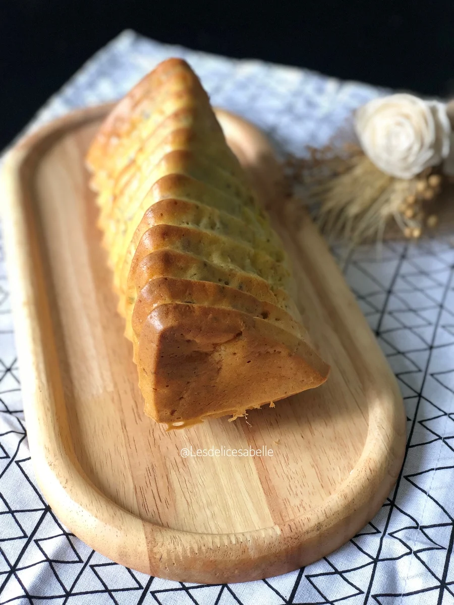 Cake cannelé chèvre et pignons de pin